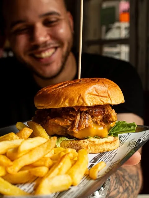 Nueva Pork Burger: carne, cheddar, pulled pork y salsa bbq