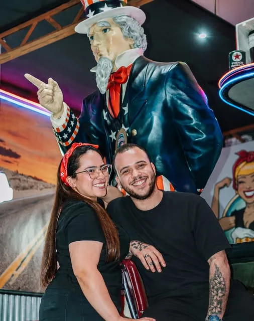 El Tío Sam gigante y el mural de la Ruta 66 dentro de su local